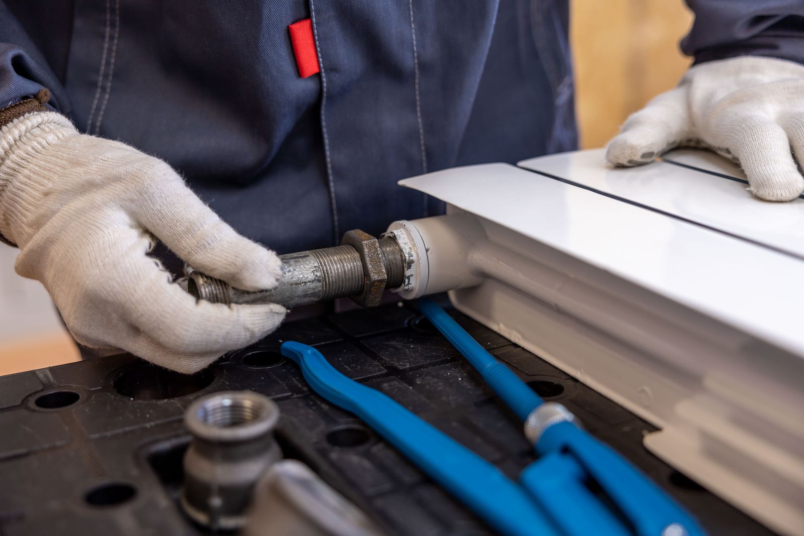 Fitting a radiator pipe
